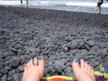 Before getting to the black sand, there are black rocks