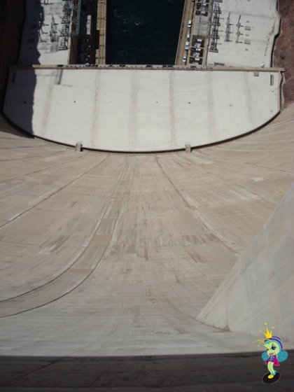 looking strait down the bowl of the dam (this makes your tummy tickle)